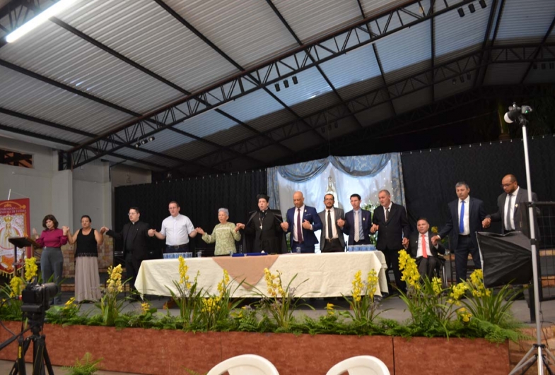 Autoridades unidas em oração durante a cêrimonia