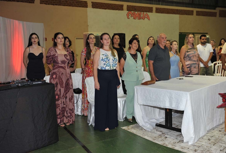 Professores e equipe escolar, simbolizando o encerramento  de ciclos importantes na trajetória acadêmica