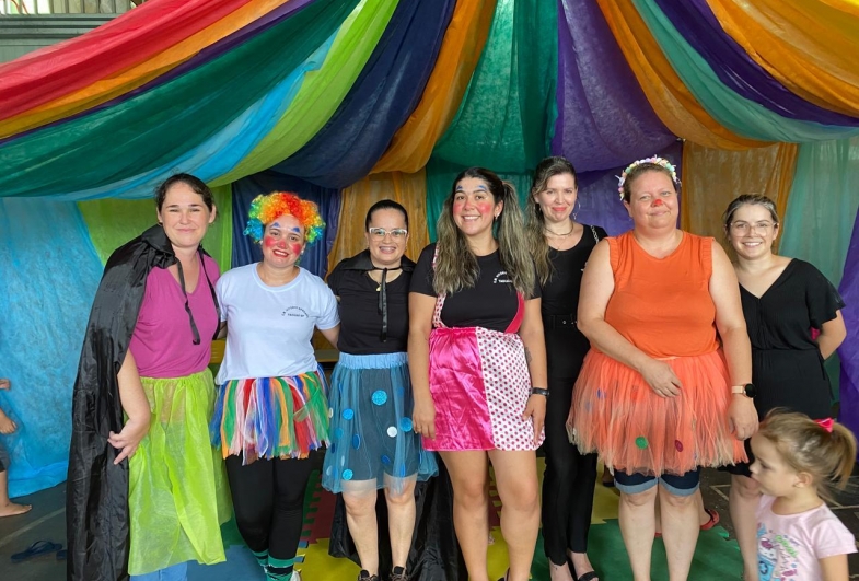 Equipe da Escola Vitório Bergamo durante  a celebração do Dia do Circo
