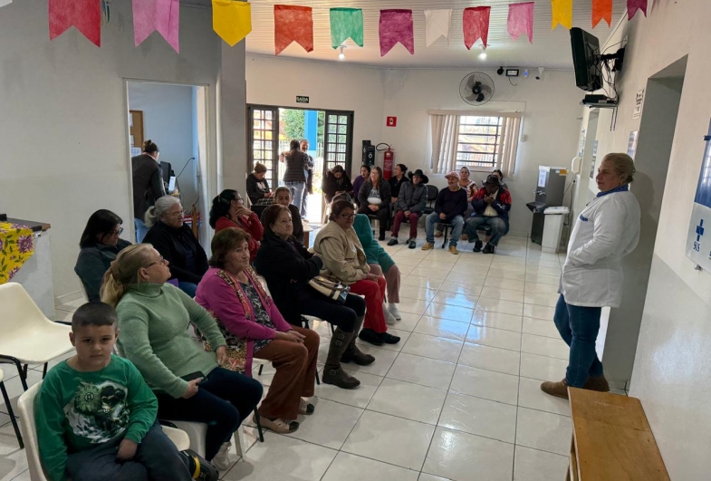 Dentista Dra. Adriana durante palestra sobre saúde bucal e prevenção de doenças