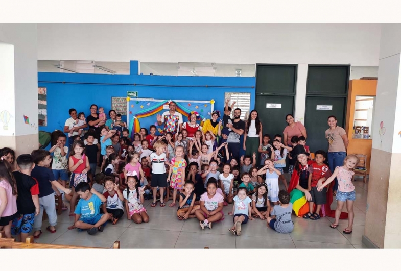 As crianças atendidas na escola se divertiram no Dia do Circo