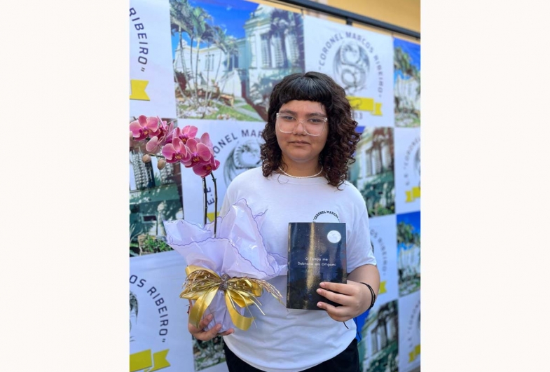 Jovem escritora Beatriz Elisa Pedroso Domingues