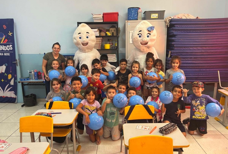 Professora Geise com a turma do 1 ano da escola Arlindo Bérgamo