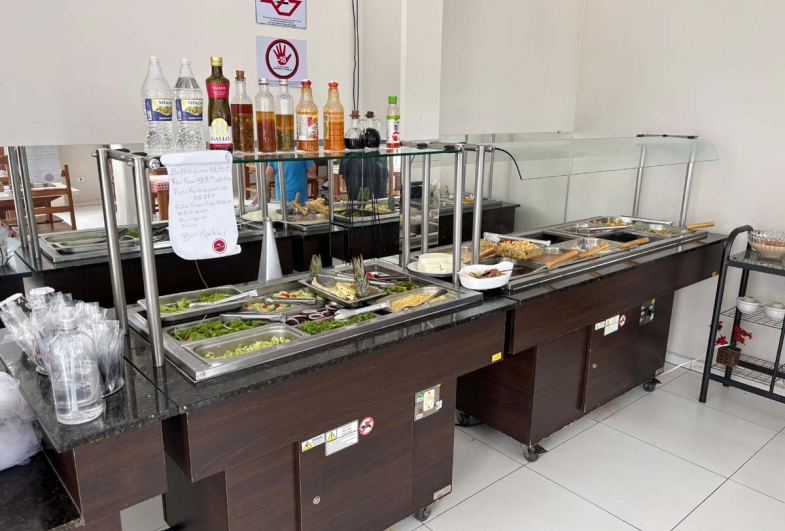 Buffet variado e preparado diariamente: opu00e7u00f5es frescas,  saborosas e para todos os paladares