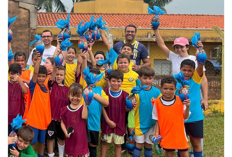 Crianças recebem ovos da  ação Correta+ Solidária