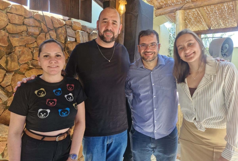 Carina, secretária executiva da AC de Cerqueira César, Tarcísio, presidente da AC de Cerqueira César, Conrado e Thais