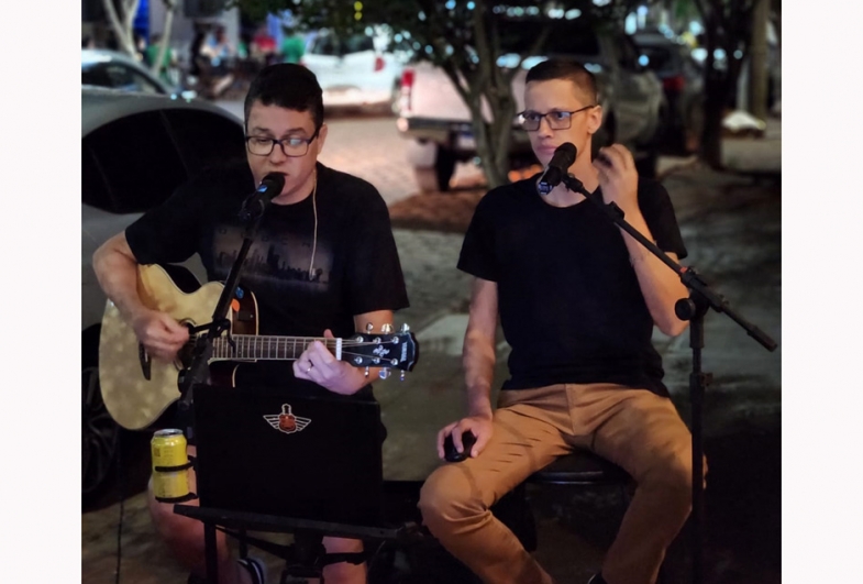 La Hamburguesa sempre proporciona aos seus clientes música ao vivo. Na foto Manoel e Bruno (Banda BR-04)