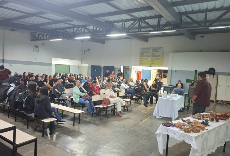 Alunos da EJA de Avaré refletem sobre os povos indígenas em palestra especial