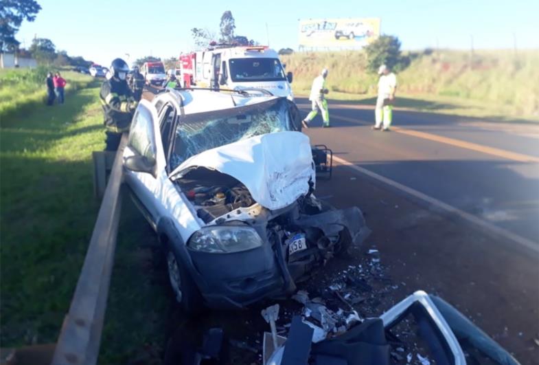 MOTORISTA MORRE APÓS BATER CARRO DE FRENTE COM PICAPE NA SP-255 ENTRE ITAÍ E TAQUARITUBA