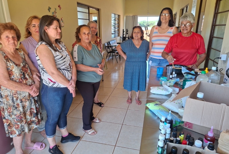 Elza com as participantes do curso