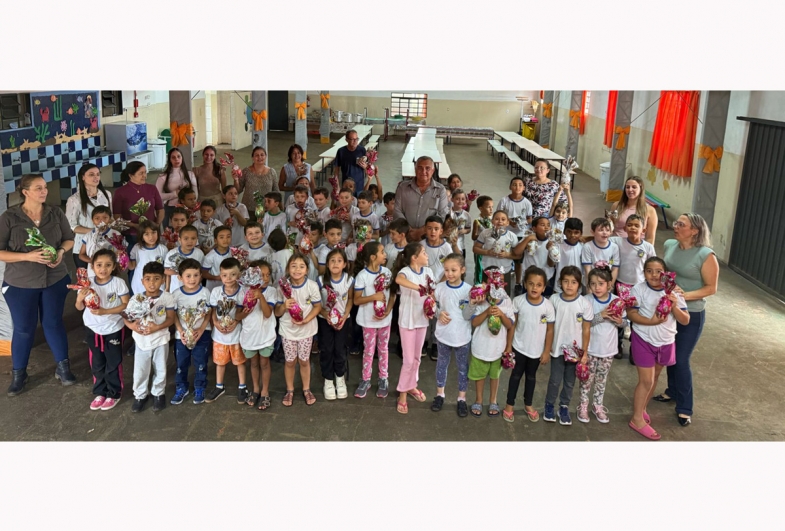 Em comemoração a Páscoa a prefeitura presenteou os alunos, professores e funcionários com deliciosos ovos de chocolate