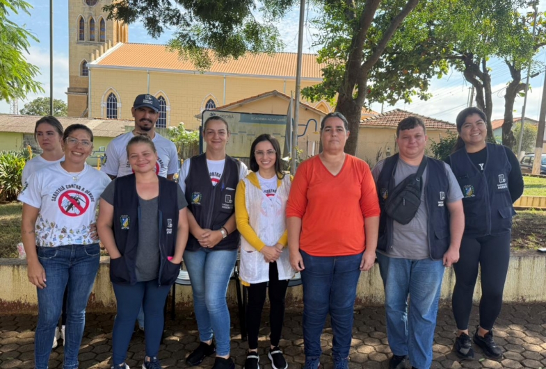 Agentes de saúde e setor de endemias promovem ação de orientação e prevenção na praça Adolfo Ramos em Sartutaiá