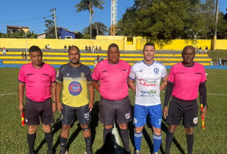 Equipe de arbitragem e capitães das duas equipes