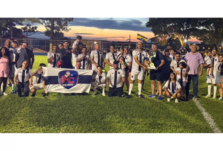 Equipe do Fim de carreira com o troféu