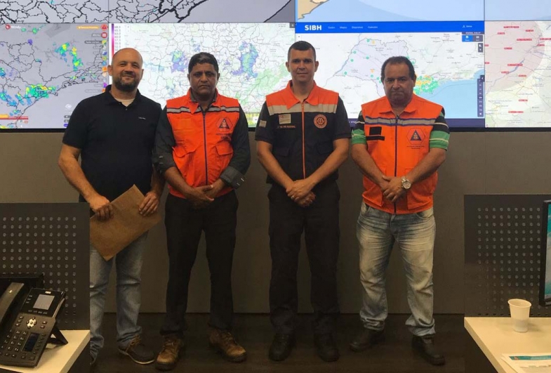 Equipe durante visita à Defesa Civil, em São Paulo