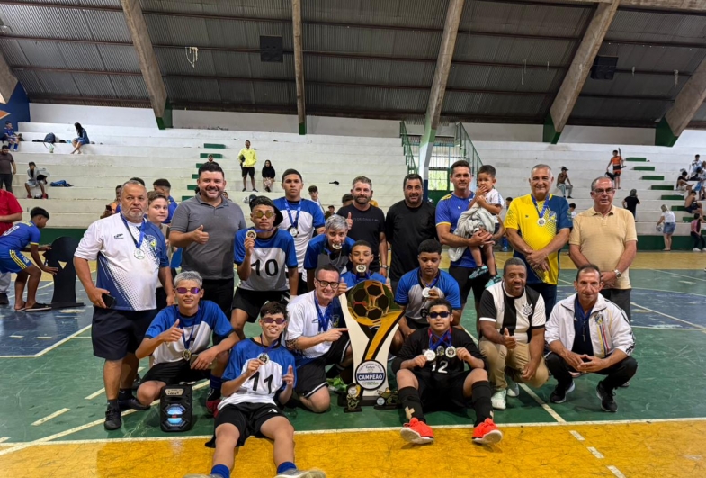 Equipe sub-16, campeã, juntamente com professores, vereadores, prefeito e diretor de esportes