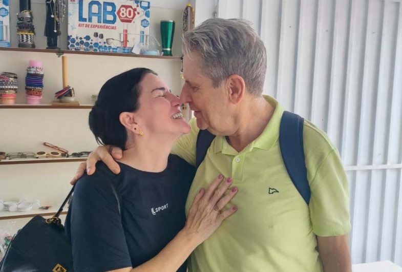 Esposa acompanha o marido durante atendimento