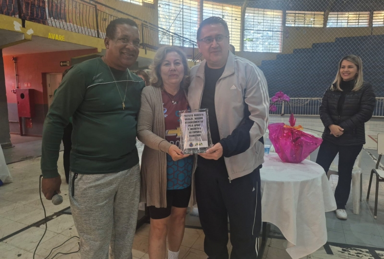 Esposa de Vitório foi homenageada pelo secretário de Esportes e pelo prefeito