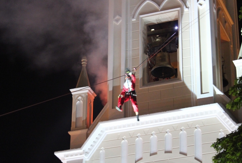 Papai Noel desce o Santuário de Avaré de tirolesa nesta sexta, 19, às 20 horas