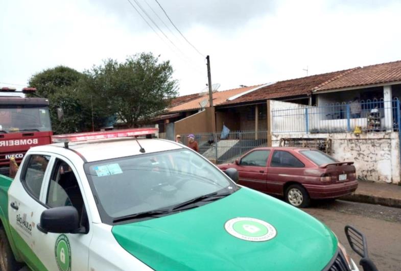 Casa tem quarto incendiado após vela cair e causar o fogo em Taquarituba 