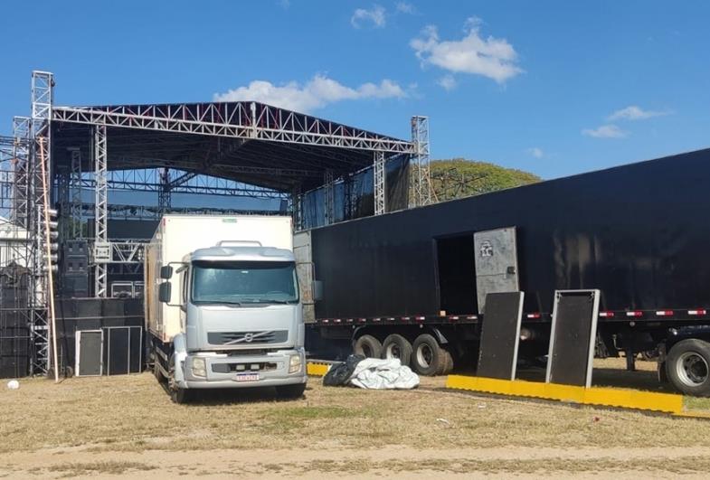 Fartura começa instalar mega estrutura do RockinFar 2022