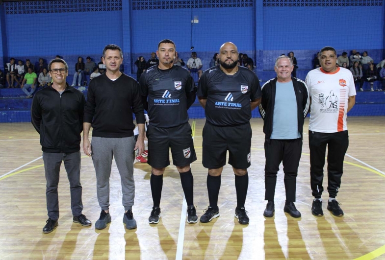 O secretário de esportes Uelinton Romano, vice-prefeito Rafael Corona, prefeito Edinho Fundão e a equipe de arbitragem