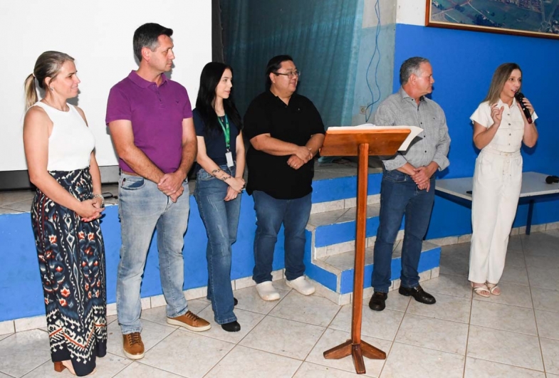 Leziani, vice-prefeito Rafael Corona, Thalita Santos,  Roderick, prefeito Edinho Fundão e primeira-dama Pety