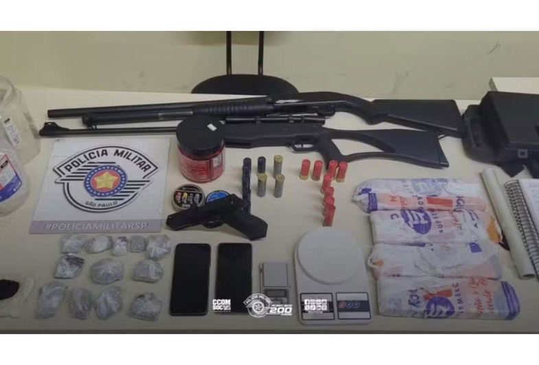 Pai, mãe e filho são presos suspeitos de tráfico de drogas em Avaré