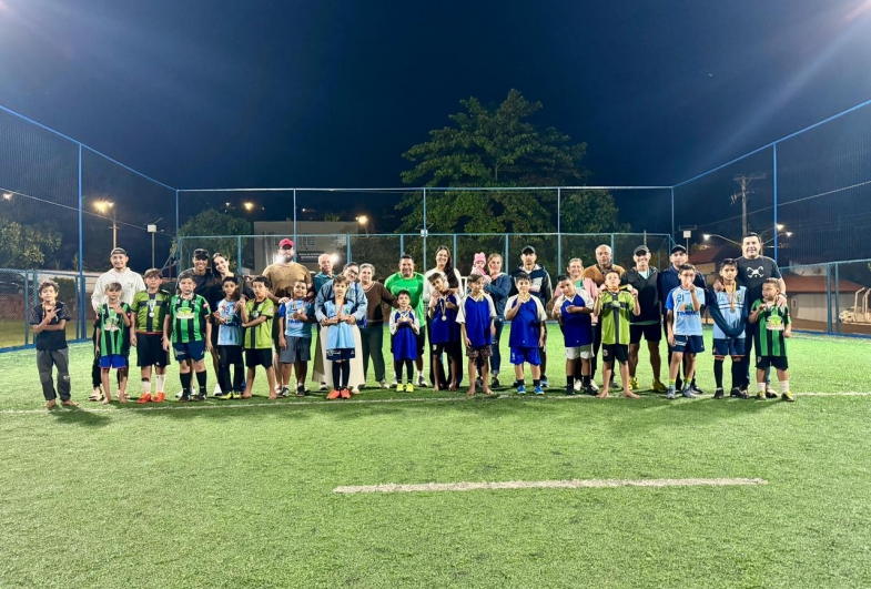 Famílias presentes com as equipes premiadas