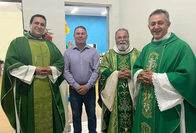 Douglas Benini participa de missa com padres da TV Aparecida