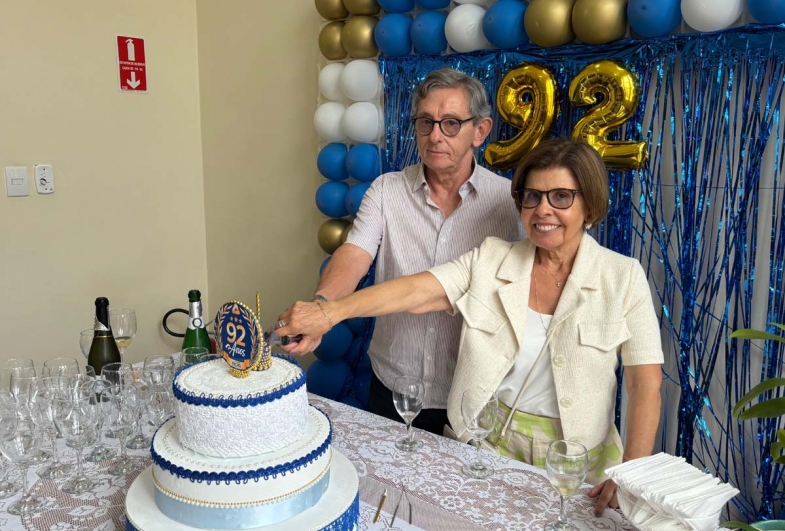 Cassio e sua esposa Ângela cortam o bolo de 92 anos da Acia
