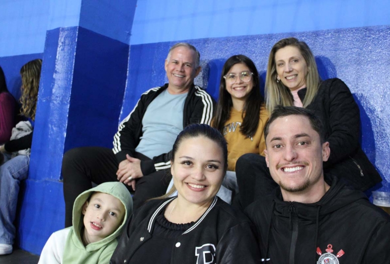 Prefeito Edinho Fundão e primeira-dama Pety  com torcedores munícipes de Taguaí