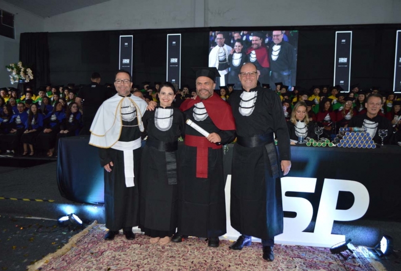 Reitor Dr. Alexandre José Braga Chaddad, a paraninfa do curso de odontologia professora Letícia Cerri Mazza, o aluno  Sérgio e o vice reitor professor Irineu