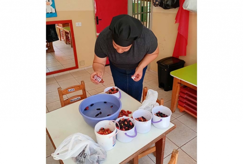 Momento de aprendizado e exemplo das educadoras  durante o preparo da geleia