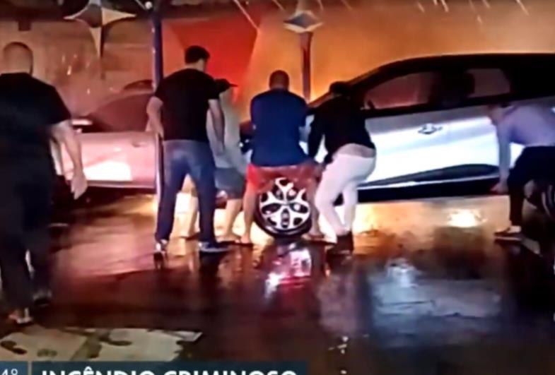 Homem joga explosivos em estacionamento e destrói carros à venda 