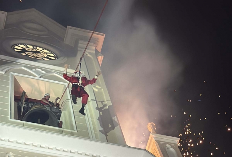 Chegada do Papai Noel de tirolesa emociona milhares de pessoas no coração de Avaré