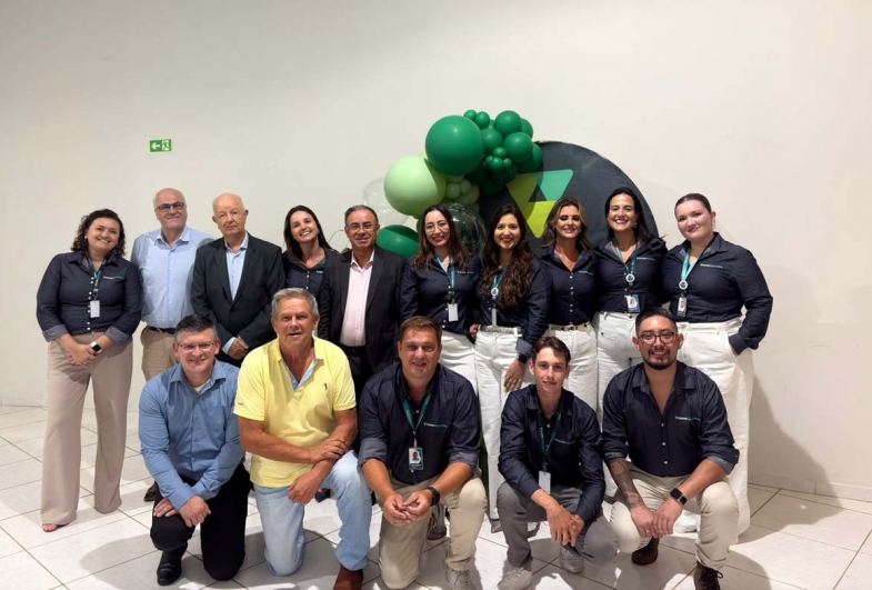 Sr. Hugo Ferraz, presidente do Conselho Administrativo, membros da diretoria, gerente regional de Itaí e colaboradores do Posto de Atendimento de Avaré