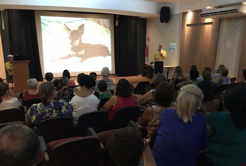 Ao final da palestra: “Os bichinhos nos ensinam a entender a fragilidade dos pacientes”