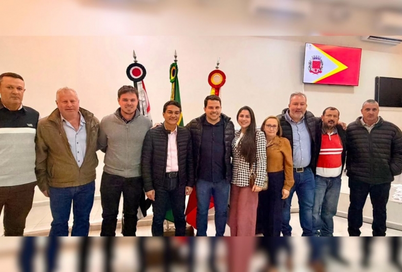 Vereador Carlitinho da Saúde, vice-prefeito Vinícius Tonon, deputado federal Marcos Pereira, prefeito Diego do  Nino, primeira-dama Thais Marcusso, presidente da Câmara Edina Tonon, vereadores  Sandro