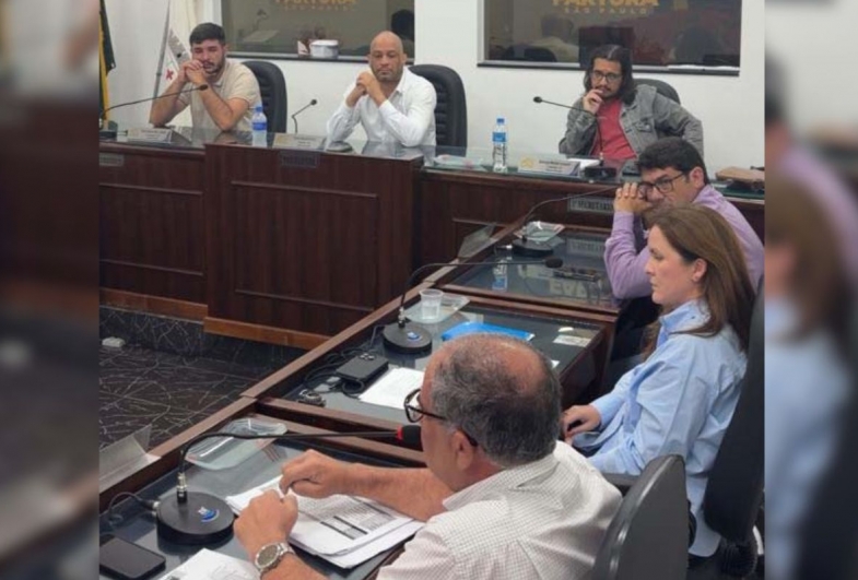 Vereadores Léo Maia, Bruno Guazzelli, Professor Henrique e Sildemar Fabro conversam com a secretária de Urbanismo e Habitação, Maria Júlia Maset, e o prefeito Marcão do Haras