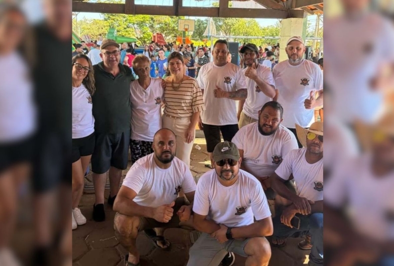 Prefeito Marcão e primeira-dama Elisângela  com o grupo “Os Comandante”