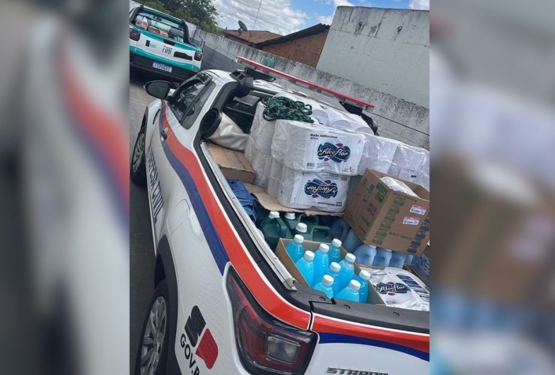 Caminhonetes da Defesa Civil, Fundo Social e Secretaria de Agricultura de Cel Macedo levaram as doações arrecadadas para famílias atingidas pelas fortes  chuvas em Itararé