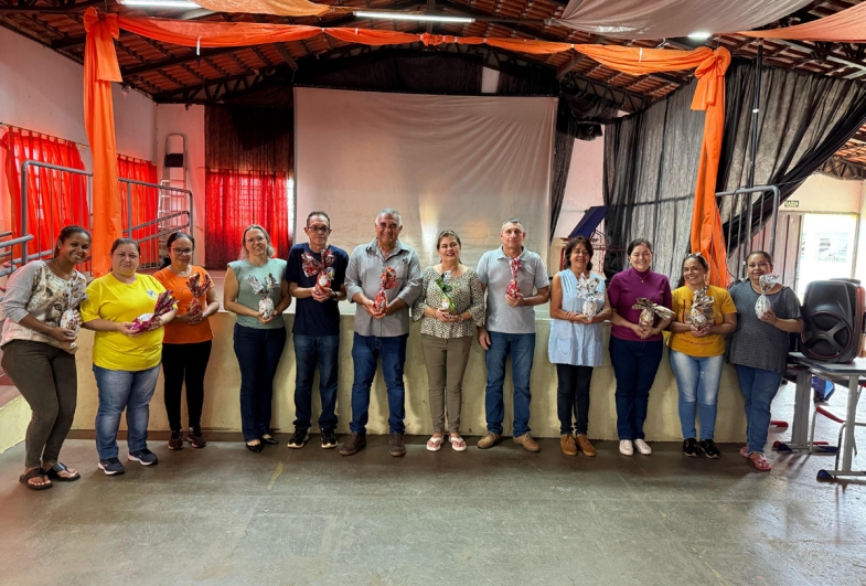 Funcionários públicos de todos os setores também  referem os ovos. Na foto, os servidores da educação  representando todos os demais funcionários
