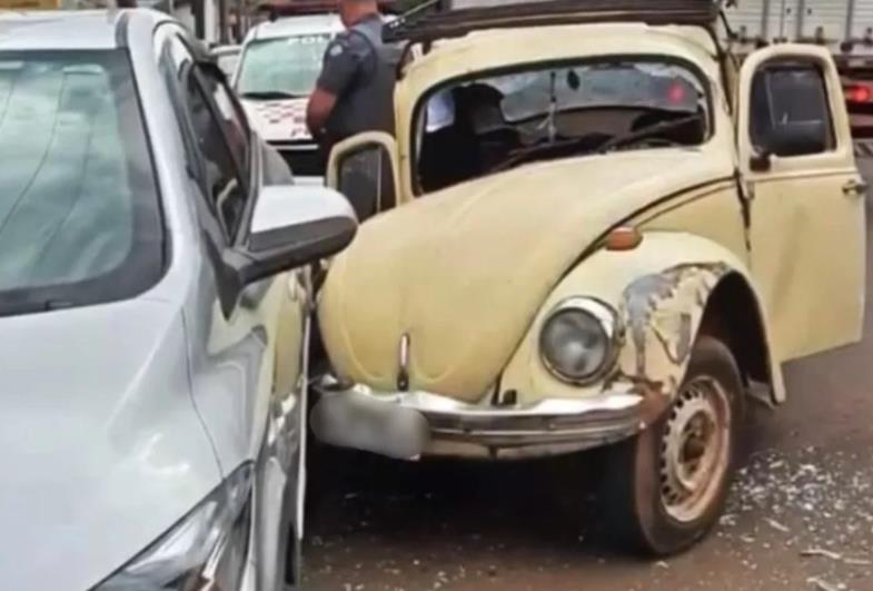 Motorista de Fusca bate em moto e carro estacionados no centro de Sarutaiá