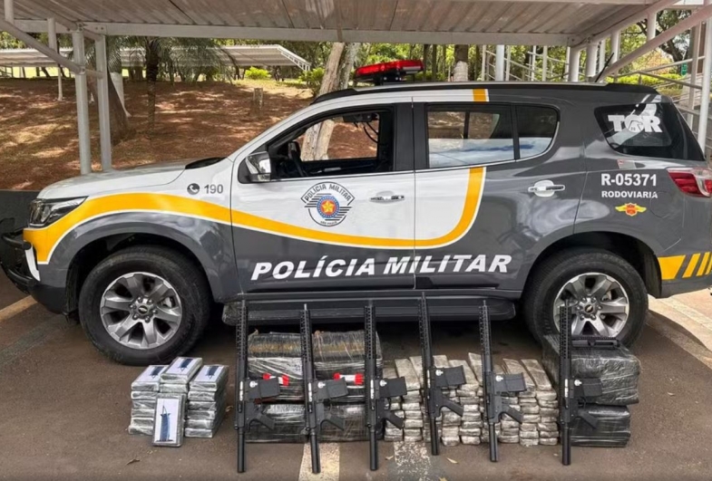Polícia apreende seis fuzis e drogas em veículo durante fiscalização