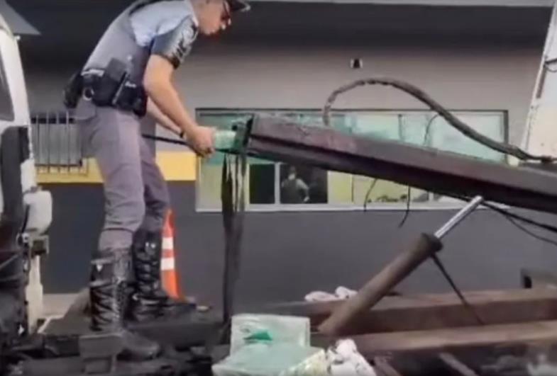 Motorista é preso com mais de 300 tijolos de maconha escondidos em caminhão-guincho