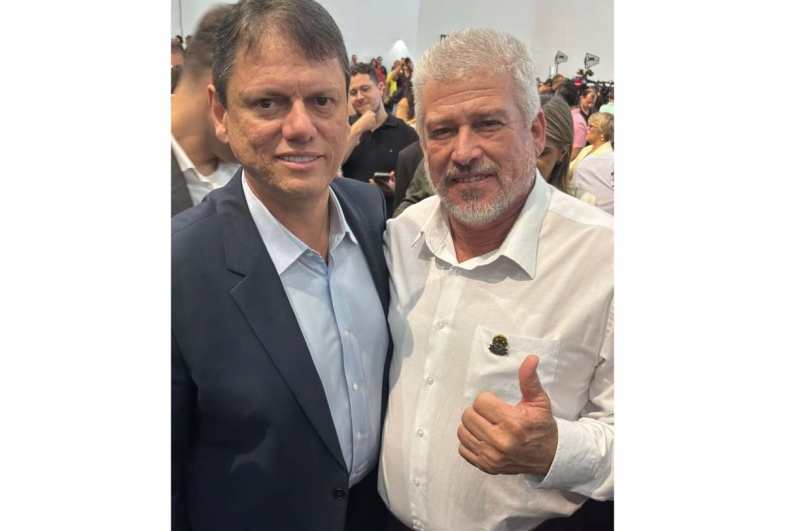 Prefeito Roberval de Oliveira, de Tejupá, participa de cerimônia no Palácio dos Bandeirantes em São Paulo