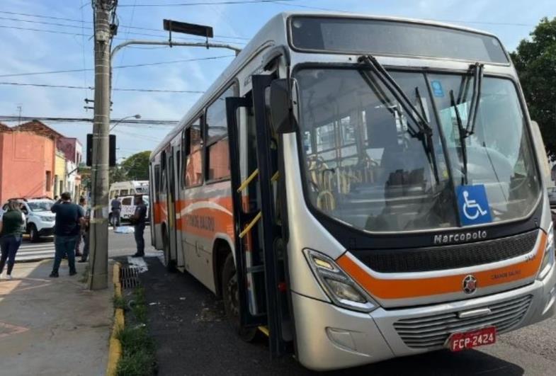 Idosa de 92 morre após descer de ônibus e ser atropelada pelo veículo 