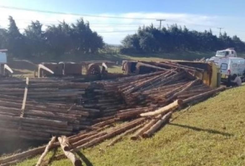 Carreta com madeira tomba e interdita trecho da SP-255 entre Itaí e Avaré