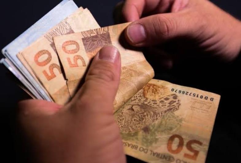 Governo Federal vai antecipar 13º salário de aposentados e saque de R$ 1 mil do FGTS